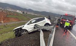 Direksiyon hakimiyetini kaybettiği otomobil bariyerlere girdi: 1 ölü, 2 yaralı