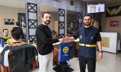 Buca Belediyesi, bayramda berberlere modern tasarımlı yeni önlükler dağıttı