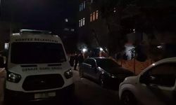 Boğazından bıçaklanmış halde evinde ölü bulundu