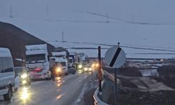 Dev kaya ve toprak kayması yolu felç etti: Ulaşım tamamen durdu!