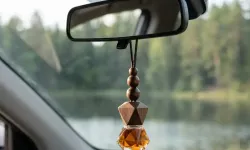 Dikiz aynasına koku asmak yasak mı? 2026 Arabaya koku asma cezası kaç TL?