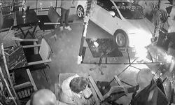 Faciaya ramak kaldı! Kontrolden çıkan otomobil kafeye daldı...