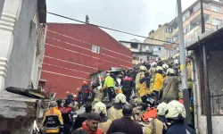 Fatih’te iki bina çöktü: Enkazdan 3 kişi çıkarıldı