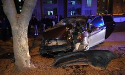 Feci kaza: Araç hurdaya döndü, yaralılar var!