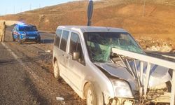 Feci kaza: Hafif ticari araç bariyere saplandı, yaralılar var!