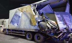 Feci kaza: Yolcu otobüsü tıra arkadan çarptı, yaralılar var!