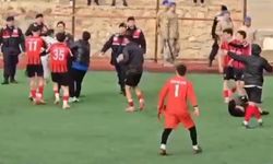 Futbol maçı sonrası sahada çirkin kavga: Yumruklar, tekmeler ve taşlar havada uçuştu!