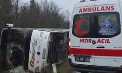 Göç İdaresi’ne ait otobüs devrildi: Yaralı polisler var!