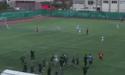Gol sevinci kavgaya dönüştü! Saha bir anda karıştı