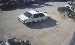 Görüntüler şok etti: Otomobil köpeğe çarptı, kaçtı!