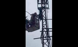 Hırsızlık için çıktığı elektrik direğinde akıma kapılarak hayatını kaybetti
