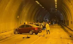 İki otomobil çarpıştı, ortalık savaş alanına döndü: Yaralılar var!