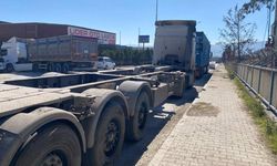 İki tırın arasında sıkışan sürücü hayatını kaybetti