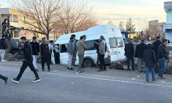 İşçileri taşıyan minibüs duvara çarptı: Yaralılar var!