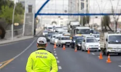İzmir Buca'da geçici yol düzenlemesi