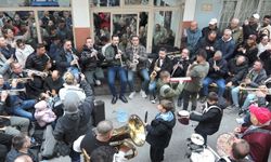 İzmir’de ‘Arife Çalgısı’ geleneği coşkusu: Sokaklar bayram öncesi müzikle şenlendi