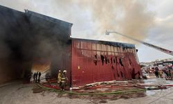 İzmir'de mobilyacılar sitesinde korkutan yangın! Alevler atölyeleri sardı