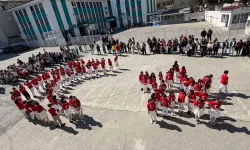 İzmir'de öğrenciler İstiklal Marşı'nı işaret diliyle okudu