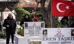 İzmir'de şehit aileleri bayramda yakınlarının kabirlerini ziyaret etti