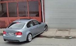 İzmir’de trafik tehlikesi: Drift yapan araç dükkana girdi