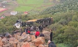 Uçuruma yuvarlanan kamyonun 23 yaşındaki sürücüsü hayatını kaybetti