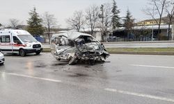 Yolcu otobüsü ile kamyonet çarpıştı: 1 kişi öldü, 5 kişi yaralandı