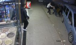 Kardeş kavgası kamerada! Araçtan iner inmez saldırdı