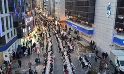 Karşıyaka Çarşı'da dev bir iftar sofrası kuruldu