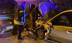 Kaygan yol faciası: İki otomobil kafa kafaya çarpıştı, yaralılar var!