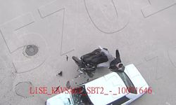 Kaza anı kameralara yansıdı: Motosiklet savruldu, otomobilin camları kırıldı