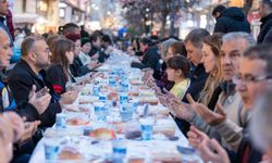 Kemeraltı’nda Ramazan sofrası: Başkan Tugay İzmirlilerle iftar yaptı