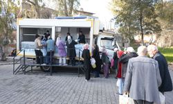 Konak Belediyesi'nden iftara özel sıcak yemek dağıtımı