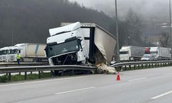 Kontrolden çıkan park halindeki Tır refüje çıktı: Facianın eşiğinden dönüldü