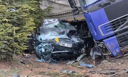 Kontrolden çıkan Tır otomobili biçti: Ölü ve yaralılar var!