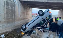 Korku dolu anlar: Otomobil köprü boşluğuna düştü, yaralılar var!