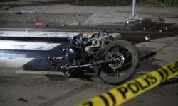 Korkunç anlar: Motosiklet yola savruldu, bir ölü bir ağır yaralı!