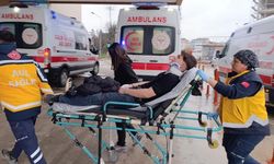 Korkutan kaza: Otomobil istinat duvarına çarptı, yaralılar var!