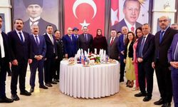 Manisa'da protokol, törenle bayramlaştı