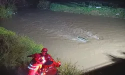 Menderes’te dereye uçan araçta mahsur kalan vatandaş kurtarıldı