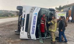 İzmir'de sporcuları taşıyan midibüs devrildi, 4 kişi yaralandı