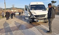 Minibüs ile otomobil çarpıştı, yaralılar var