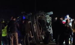 Minibüs ve otomobil çarpıştı, trafik felç oldu: Ölü ve yaralılar var!