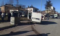 Öğrenci servisi ile hafif ticari araç çarpıştı: Öğrencilerin olmaması facianın önüne geçti