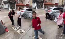 Ortaokulda şok görüntü: Kız öğrenci rkadaşını yere yatırıp kafasına bastı