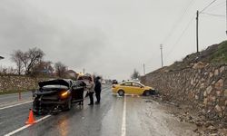 Otomobil ile ticari araç kaza yaptı! Yol trafiğe kapandı