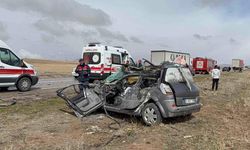 Otomobil tıra çarptı: 1 ölü, 3 yaralı