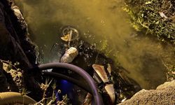 Otomobilin çarptığı elektrikli bisiklet kanala savruldu: Acı son...