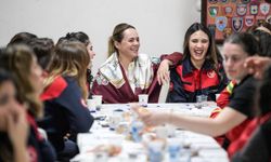 Öznur Tugay, kadın emekçilerle iftarda buluştu: İyi ki varsınız!