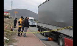 Park halindeki tırın altında cansız bedeni bulundu