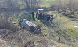 Radar aracını fark edince ani fren yaptı! Otomobil şarampole yuvarlandı